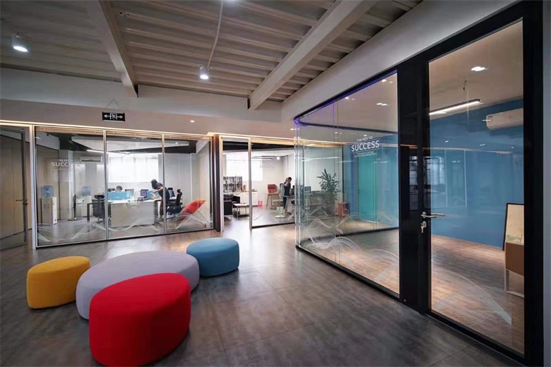 Advantages of glass partition