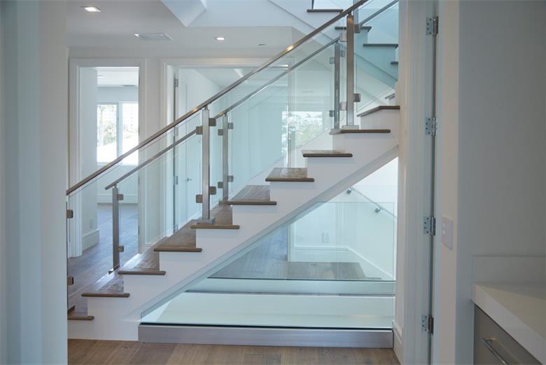 Irregular shape glass for railing