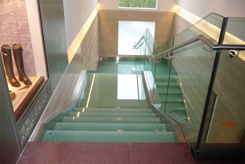 Why Handrails Glass is the Perfect Choice for Your Staircase